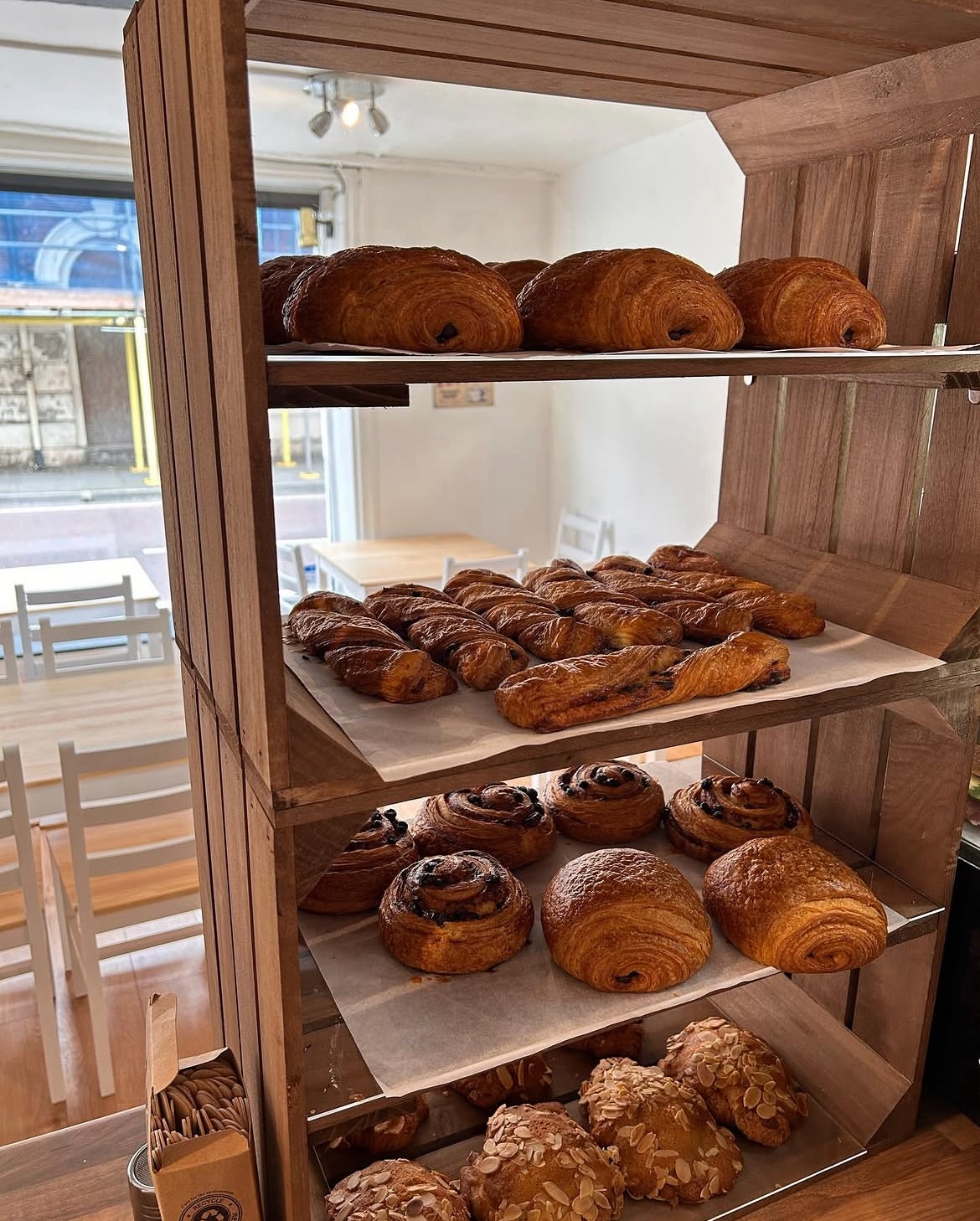 Pastry display shelf